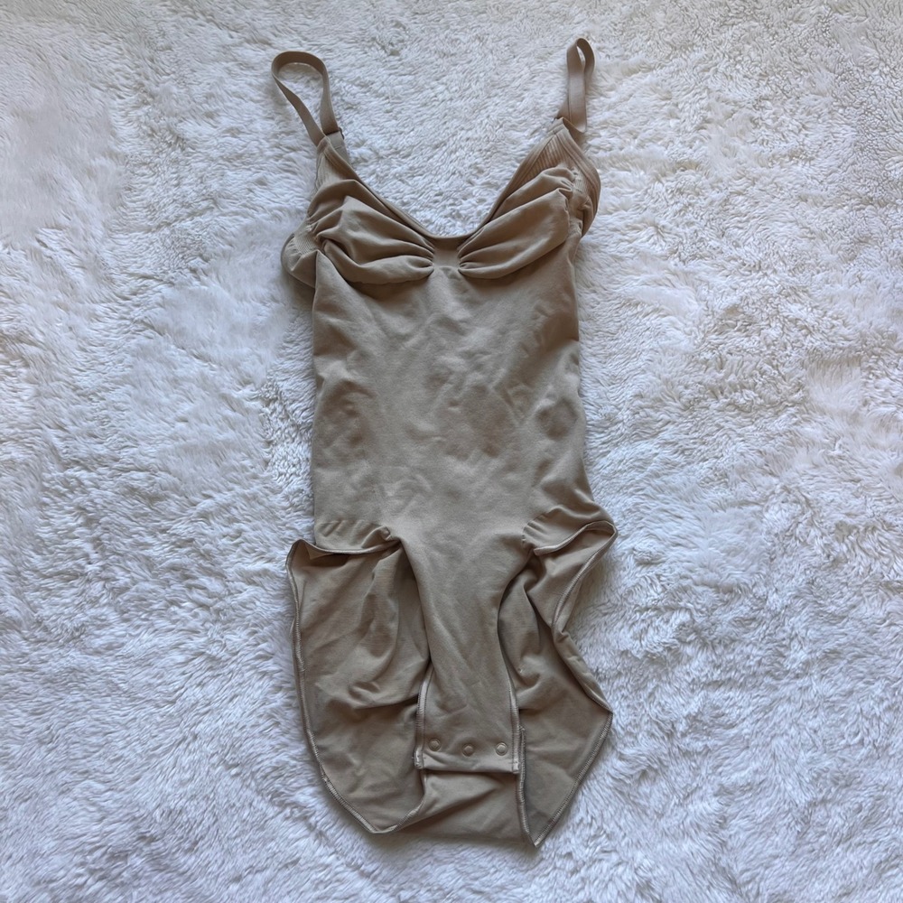 SKIMS Sculpting Bodysuit Mid Thigh Tan Size Medium Ruched Low Back Shapewear NEW